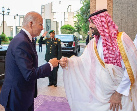 지난해 7월 미국의 조 바이든 대통령(왼쪽)과 사우디의 빈 살만 왕세자가 '주먹 인사'를 하고 있다. UPI=연합뉴스