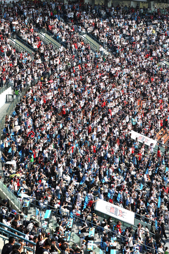 Jamsil Baseball Stadium in southern Seoul is packed with viewers who came to cheer a KBO game between the Lotte Giants and Doosan Bears on Sunday. The KBO season kicked off on Saturday, with tickets for games over the weekend sold out. [YONHAP]