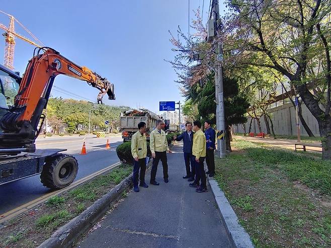 [창원=뉴시스] 강경국 기자 = 경남 창원시 의창구 도계광장~성산구 가음정사거리에 들어설 고급 간선급행버스체계(S-BRT) 설치 사업이 3일 본격적으로 시작되고 있다. (사진=독자 제공). 2023.04.03. photo@newsis.com *재판매 및 DB 금지