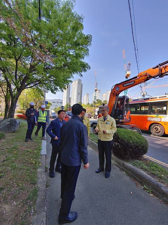 [창원=뉴시스] 강경국 기자 = 경남 창원시 의창구 도계광장~성산구 가음정사거리에 들어설 고급 간선급행버스체계(S-BRT) 설치 사업이 3일 본격적으로 시작되고 있다. (사진=독자 제공). 2023.04.03. photo@newsis.com *재판매 및 DB 금지