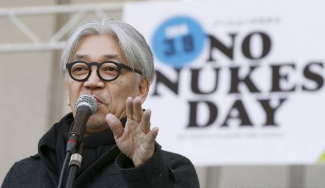 지난 2014년 수도권반원전연합 등 탈원전을 주장하는 일본 시민단체가 도쿄도(東京都) 지요다(千代田)구 히비야(日比谷)공원 야외 음악당에서 개최한 집회에서 사카모토 류이치가 발언하고 있다. 교도연합뉴스