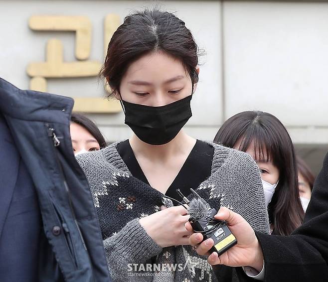 음주운전 사고로 물의를 일으킨 배우 김새론이 8일 오전 서울 서초구 중앙지방법원에서 열린 첫 공판을 마친 뒤 차량으로 향하고 있다. 2023.03.08 /사진=김창현 기자 chmt@