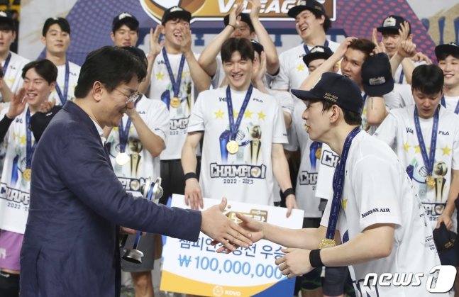 조원태(왼쪽) 한진그룹 회장이 챔피언결정전 MVP로 선정된 한선수와 악수를 나누고 있다. /사진=뉴스1