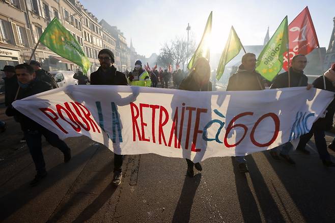일부 전문가 집단에서 '프랑스식으로 연금제도를 개혁해야 한다'고 주장하지만 따져봐야 할 점이 수없이 많다.[사진=뉴시스]