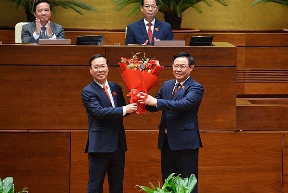 베트남 국회에서 신임 국가주석으로 보 반 트엉을 선출한 직후 베트남 국회의장이 축하 꽃다발을 건네고 있다. / 베트남 정부 전자 포털 사이트 VGP