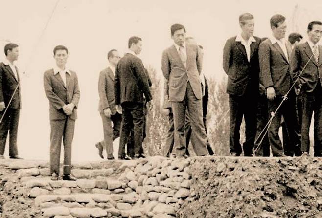 당시 발굴 현장을 방문한 고(故) 박정희 전 대통령 가장 오른쪽에 보이는 사람이 박 전 대통령. 사진은 국립경주문화재연구소가 2019년 발간한 '천마총 발굴조사의 기록' 보고서에 실린 내용. [국립경주문화재연구소 제공. 재판매 및 DB 금지]