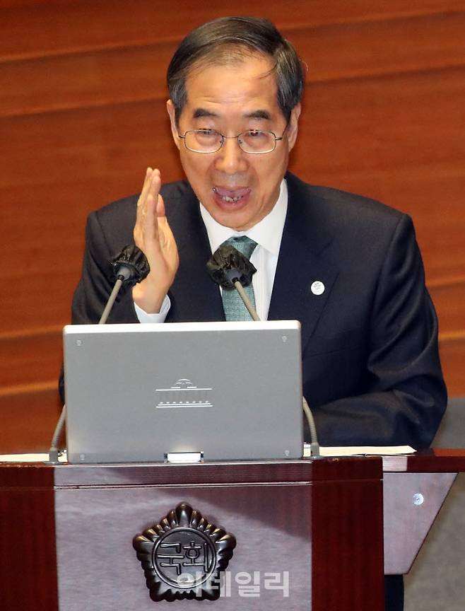 [이데일리 노진환 기자] 한덕수 국무총리가 4일 오후 서울 여의도 국회에서 열린 본회의 경제 분야에 관한 대정부 질문에서 의원 질의에 답변하고 있다.