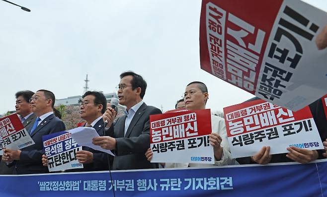 국회 농림축산식품해양수산위원회 더불어민주당 김승남 간사가 4일 오전 서울 용산구 대통령실 앞에서 열린 ‘쌀값정상화법’ 대통령 거부권 행사 규탄 기자회견에서 발언하고 있다. (사진= 연합뉴스)