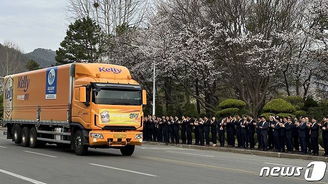 4일 하이트진로 홍천공장에서 맥주 신제품 '켈리'가 출고되는 모습.(하이트진로 제공)