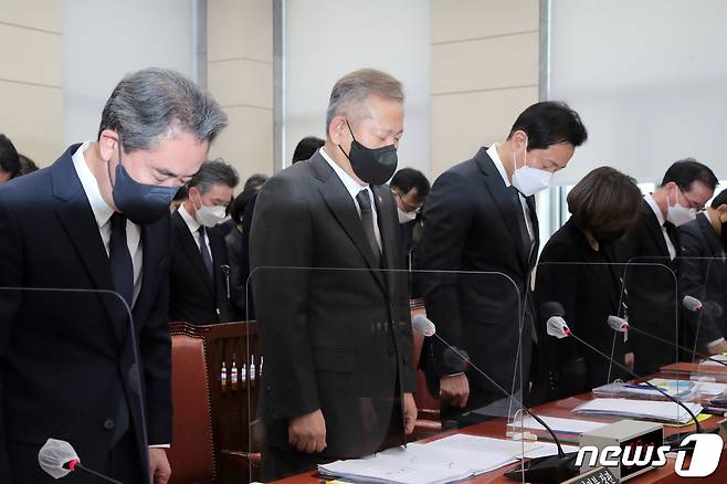 이상민 행정안전부 장관을 비롯한 '이태원 참사' 관련 책임자들이 7일 서울 여의도 국회에서 열린 행정안전위원회 제8차 전체회의에서 이태원 참사 희생자 추모 묵념을 하고 있다. 왼쪽부터 윤희근 경찰청장, 이상민 행정안전부 장관, 오세훈 서울시장, 박희영 용산구청장, 김광호 서울경찰청장. 2022.11.7/뉴스1 ⓒ News1 조태형 기자