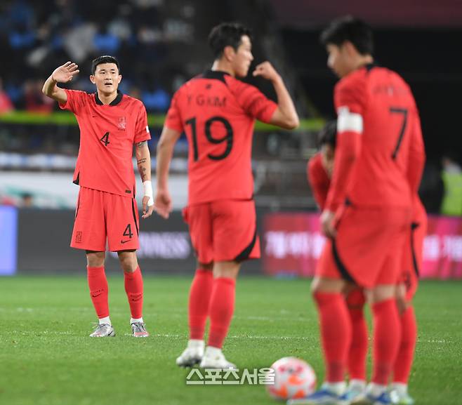 김민재가 24일 울산문수축구경기장에서 열린 콜롬비아와 축구 국가대표 평가전에서 작전지시를 하고 있다. 울산 | 최승섭기자 thunder@sportsseoul.com