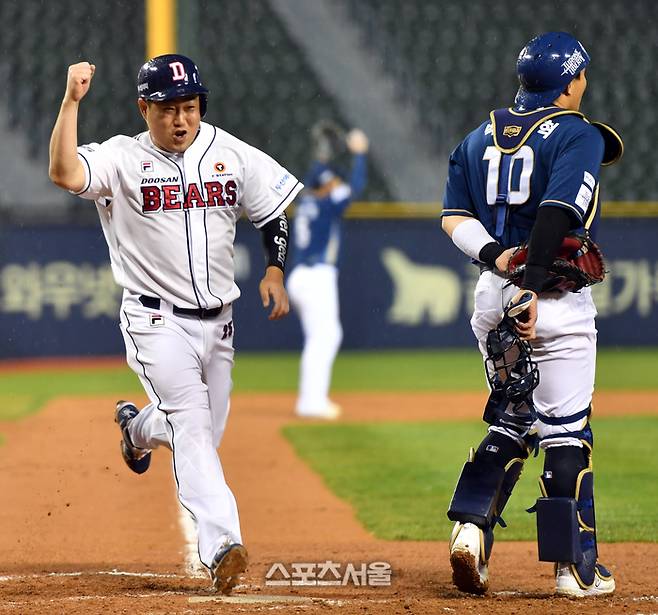 두산 6번타자 김인태가 4일 잠실구장에 열린 2023 프로야구 두산베어스와 NC다이노스의 경기 8회말 2사 1루에서 우중간을 가르는 2루타와 야수에러가 겹치며 양의지가 득점에 성공하며 환호하고 있다..   2023.04.02.  잠실 | 강영조기자 kanjo@sportsseoul.com