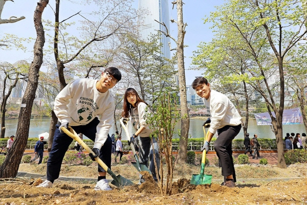 롯데물산 임직원들이 석촌호수에서 나무를 심고 있다. [사진제공=롯데물산]