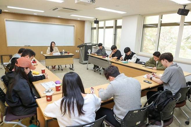 동아대 승학캠퍼스 교수회관 인스파이어홀에서 재직선배 초청 직무·산업 교육이 진행 중이다.