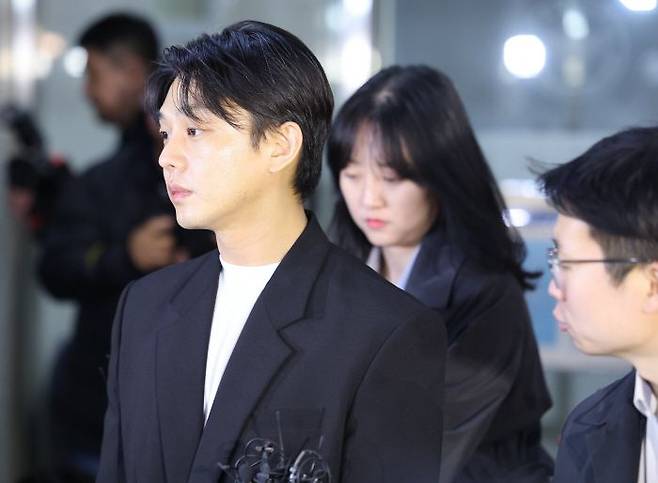 마약 4종을 상습 투약한 혐의를 받는 배우 유아인은 과거 검찰에서 유명 연예인들의 마약 수사를 담당했던 마약통 출신 변호사 등으로 변호인단을 꾸렸다. 사진은 지난 3월 27일 서울 마포구 서울경찰청 마약범죄수사대에 출석한 유아인./연합