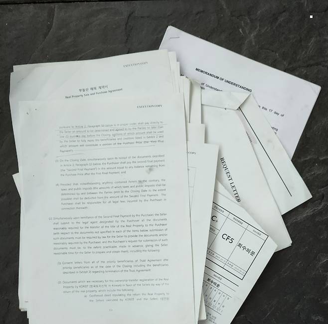 외국인이나 외국 법인과의 계약은 영문으로 작성하며 번역문을 추가한다. 영문 계약서에는 '영문 계약과 한글 계약 사이에 이견이나 충돌이 있으면 영문 계약에 따른다'는 문구가 들어간다. 한글로 뭐라고 써 있건 간에 영문이 우선이다. 사진은 대형 로펌이 작성한 부동산 매매 영문 계약서./세이노 제공