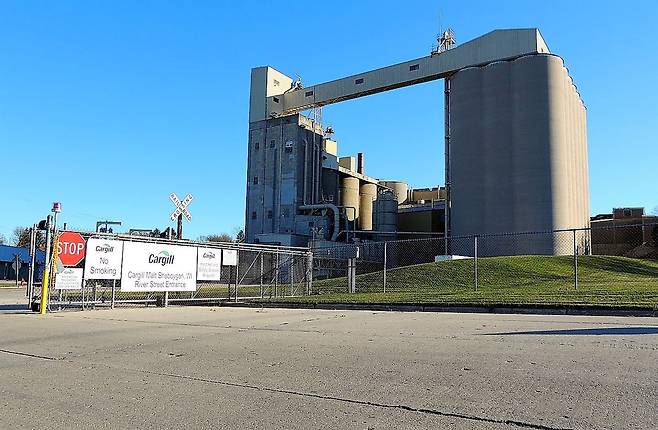 미국 최대의 비상장 기업인 곡물업체 카길의 미네소타주 주류원료 공장. 비상장 가족기업의 경우 기업이 부자이면 대체로 지배주주가 부자라고 볼 수 있다./애서 하이머맨(2016년 11월 21일, 위키피디아)