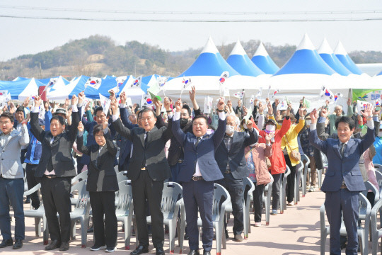 예산군 독립만세 운동의 시발점이 된 한내장 독립만세 운동을 재현하는 '제25회 한내장 4·3 독립만세운동 기념행사'가 지난 3일 고덕면 한내장터 일원에서 최재구예산군수를 비롯해 홍문표국회의원, 이상우군의회의장 및 의원,지역민, 학생등 700여명이 참여한 가운데 4년 만에 개최됐다.사진=예산군 제공