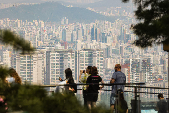 서울 남산에서 바라본 시내 아파트 모습.



<사진=연합뉴스>