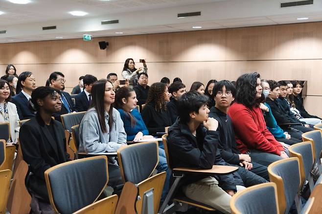 지난달 27일 오후 3시(현지시각) 프랑스 파리 13구 소재 끌로드모네 고등학교에서 약 프랑스 20명의 학생들이 한국어 수업을 듣고 있다. /사진=교육부 제공