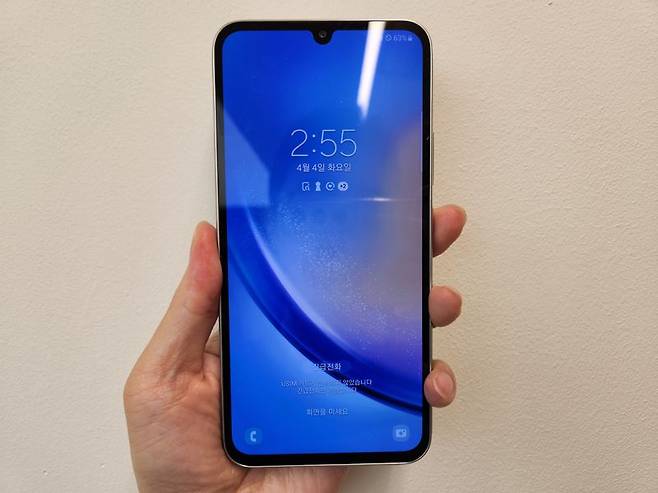 삼성전자 보급형 스마트폰 '갤럭시A34 5G'. 사진=구자윤 기자