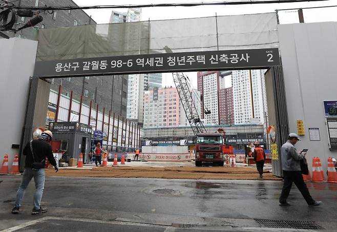 (서울=뉴스1) 신웅수 기자 = 서울시가 역세권 청년주택을 전면 개편해 2030년까지 서울 시내에 청년안심주택 총 12만 가구를 공급할 예정이다. 여기에 지하철 인근으로 한정됐던 사업대상지를 버스를 통해 접근할 수 있는 간선도로변까지 넓힐 방침이다. 서울시는 4일 역세권 청년주택 사업을 개편하는 '청년안심주택 추진방안'을 밝혔다. 역세권 청년주택은 지하철역 350m 이내 대중교통 이용이 편리한 지역에 위치한 데다 시세보다 낮은 임대료로 최장 10년까지 살 수 있어 그동안 청년층으로부터 큰 관심을 받았다. 사진은 4일 서울 용산구 갈월동에 건설 중인 역세권 청년주택 건설현장의 모습. 2023.4.4/뉴스1 /사진=뉴스1화상