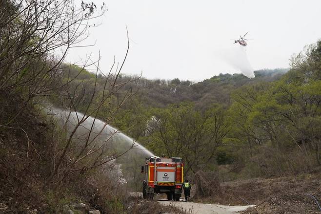 4일 충남 금산 · 대전 서구 산불 현장에서 산림청 산불진화헬기와 고성능산불진화차량(유니목)이 물을 뿌리며 산불을 진화하고 있다.<사진=산림청 제공>