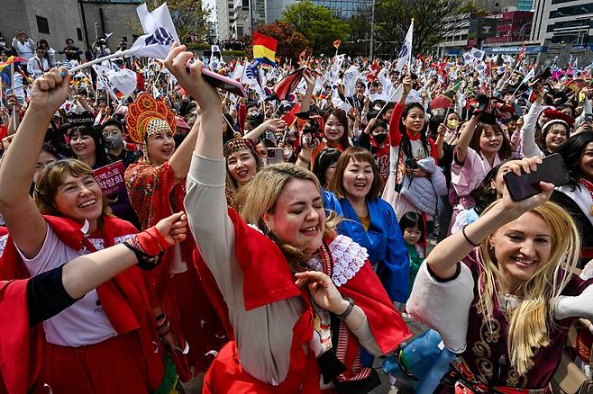 4일 국제박람회기구(BIE) 실사단이 도착하는 부산역에서 세계 여러 나라의 민속의상을 입은 환영단이 포함된 시민 환영 행사가 열리고 있다. 연합뉴스