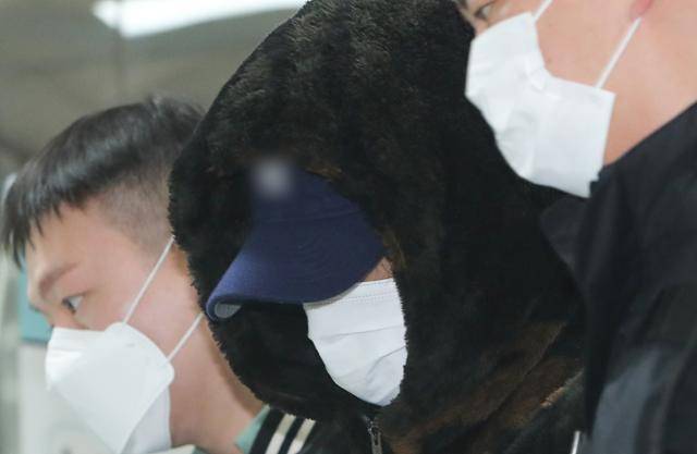 서울 강남에서 여성을 납치·살해한 혐의를 받는 피의자 이모씨가 3일 영장실질심사를 위해 서울중앙지법으로 출석하고 있다. 뉴스1