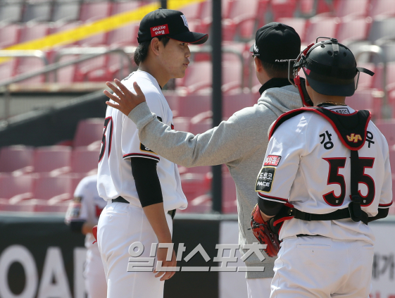 지난 2일 정규시즌 첫 등판에서 10피안타 9실점으로 부진했던 KT 위즈 소형준. IS 포토