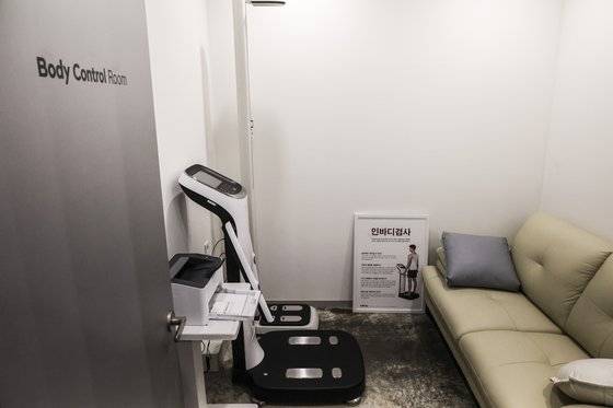 서울 대치동 SM유니버스 지하 1층 구내식당 옆에 설치된 인바디 측정기. 김경록 기자