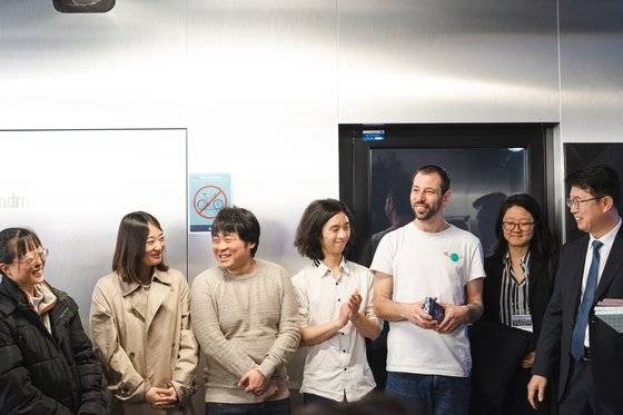 지난달 28일(현지시간) 프랑스 파리 '에꼴42(Ecole 42)'의 한국 학생들과 홍보 담당자 샤를 모블랑(오른쪽 두번째)이 장상윤 교육부 차관(오른쪽) 인사하고 있다. 사진 교육부