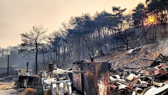 2일 발생한 홍성 산불이 3일까지 이어지고 있는 가운데 불길을 피하지 못한 주택이 모두 탔다. 신진호 기자