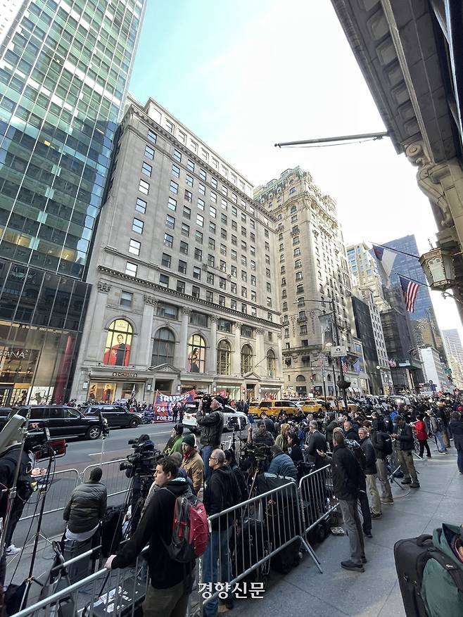 3일(현지시간) 도널드 트럼프 미국 전 대통령이 기소절차를 하루 앞두고 도착한 뉴욕 맨해튼 트럼프타워 주변에 취재진이 모여 있다. 뉴욕/김유진특파원