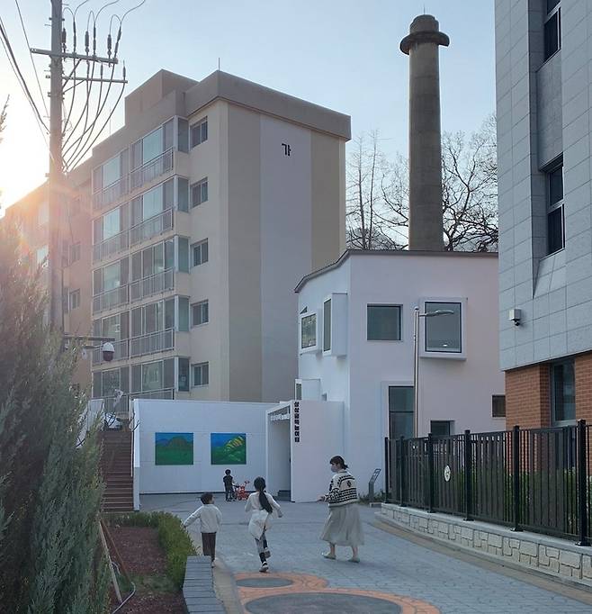 서울 종로구 옥인동 군인아파트의 보일러실을 리모델링해 만든 ‘상상굴뚝놀이터’. 종로구 제공