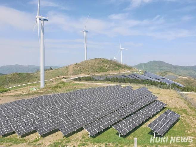 산업통상자원부는 지난 3월 24일 전력 수요가 줄고 태양광 발전량이 급증하는 봄철 전력 공급을 낮추기 위해 4월 1일부터 출력제어를 시행한다고 밝혔다. 사진은 기사 내용과 관련 없음. 사진=영암군