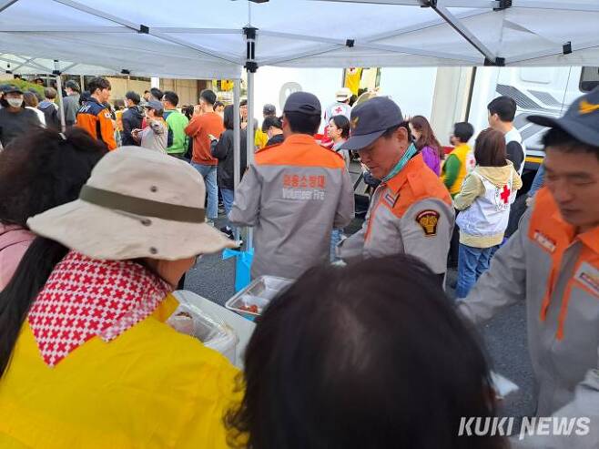 2일 대한적십자사는 대전 산불현장 상황실에서 급식을 나눠주고 있다. 한 의용소방원이 저녁 7시가 돼서 오늘 첫 끼니라며, 밥 먹고 다시 산에 가야 한다고 말하고 있다. 사진=명정삼 기자.