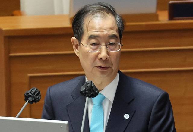 한덕수 국무총리가 3일 오후 국회에서 열린 본회의에서 더불어민주당 박용진 의원의 질문에 답변하고 있다. 연합뉴스