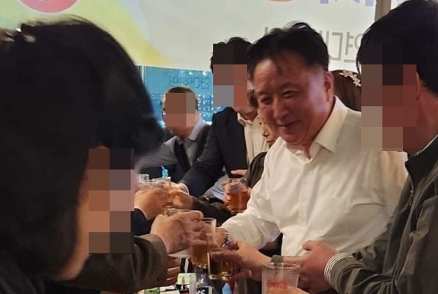 술자리에서 찍힌 김영환 충북도지사의 모습. 페이스북 캡처