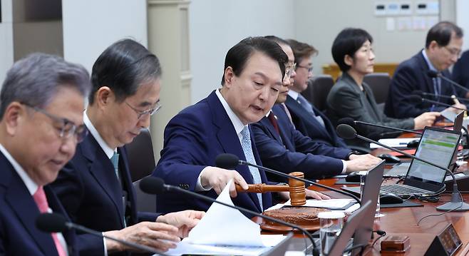 윤석열 대통령이 4일 서울 용산 대통령실 청사에서 열린 국무회의에서 개회를 선언하고 있다. [연합]