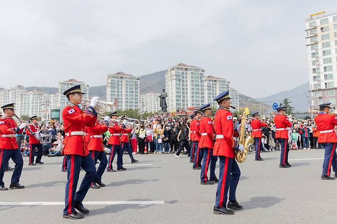 [창원=뉴시스] 강경국 기자 = 4년 만에 개최된 제61회 진해군항제가 지난달 25일부터 열흘간 공식 일정을 마치고 마무리됐다. (사진=창원시청 제공). 2023.04.04. photo@newsis.com *재판매 및 DB 금지