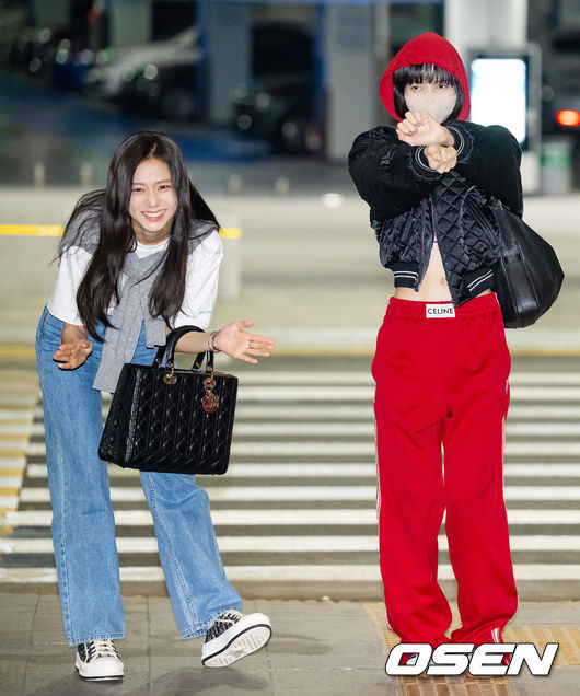 [OSEN=인천공항, 민경훈 기자]걸그룹 블랙핑크(BLACKPINK) 제니, 지수, 리사가 2일 오후 해외 일정차 인천광역시 중구 운서동 인천국제공항을 통해 미국 라스베이거스로 출국했다.블랙핑크 지수 솔로곡인 '꽃'의 포인트 안무를 리사가 지수 옆에서 하고 있다. 2023.04.02 / rumi@osen.co.kr