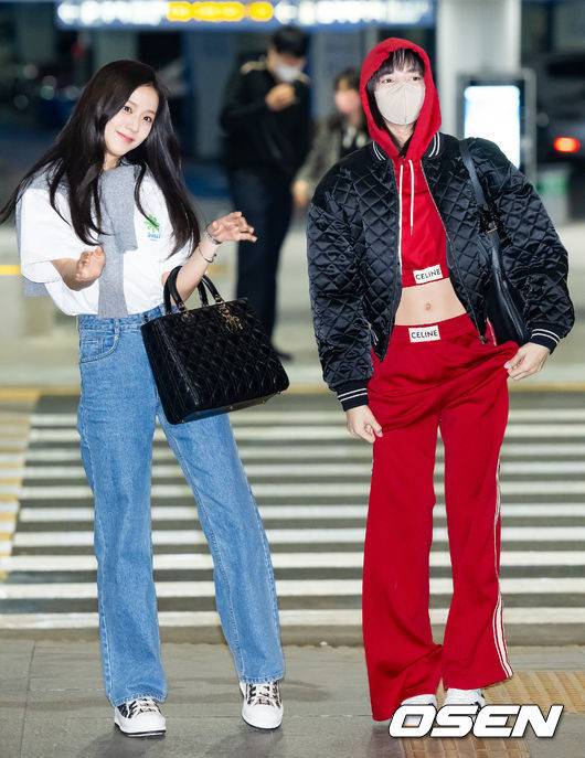 [OSEN=인천공항, 민경훈 기자]걸그룹 블랙핑크(BLACKPINK) 제니, 지수, 리사가 2일 오후 해외 일정차 인천광역시 중구 운서동 인천국제공항을 통해 미국 라스베이거스로 출국했다.블랙핑크 지수와 리사가 출국장으로 이동하고 있다. 2023.04.02 / rumi@osen.co.kr