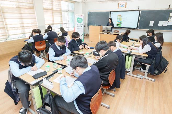 경주 양남중학교 학생들이 방사능 탐구교실 수업을 하고 있다.