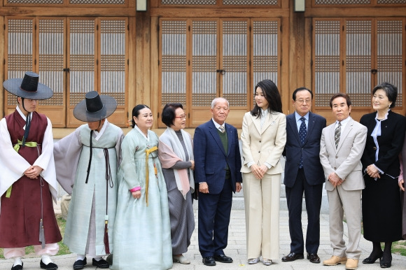 국가무형문화재 전승자 청와대 초청한 김건희 여사 - 김건희 여사가 4일 청와대 상춘재에서 열린 국가무형문화재 전통공연·예술 분야 전승자 오찬에서 참석자들과 기념촬영을 하며 대화하고 있다. -연합뉴스