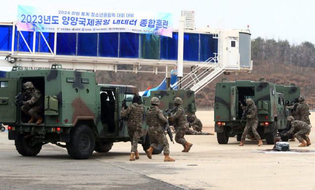 3월 23일 양양국제공항에서 전개된 2023년도 양양국제공항 대테러 종합훈련에서 테러진압 요원들이 분주히 움직이고 있다. 사진 제공=연합뉴스