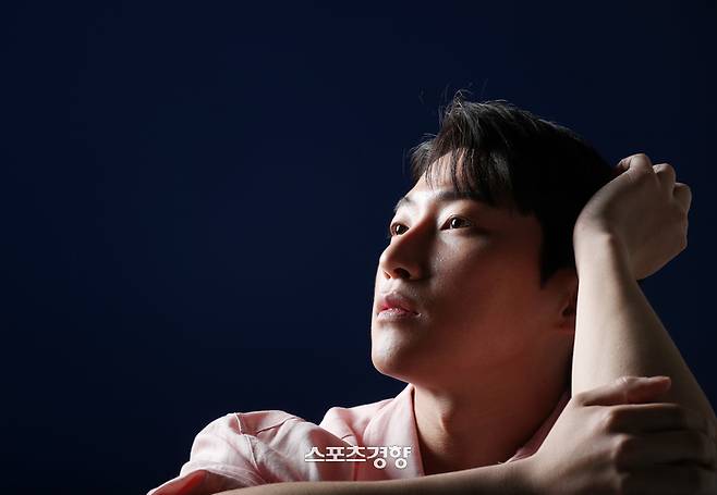 KBS1 드라마 ‘내 눈에 콩깍지’ 에 출연한 배우 정수환이 ‘스포츠경향’과 인터뷰에 앞서 포즈를 취하고 있다. 사진 정지윤 선임기자