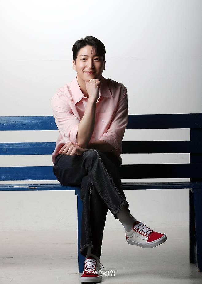 KBS1 드라마 ‘내 눈에 콩깍지’ 에 출연한 배우 정수환이 ‘스포츠경향’과 인터뷰에 앞서 포즈를 취하고 있다. 사진 정지윤 선임기자