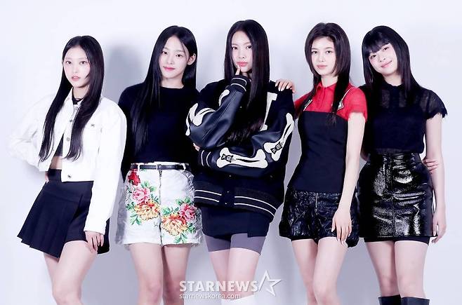 걸그룹 뉴진스(NewJeans, 민지 하니 다니엘 해린 혜인)가 '2022 아시아 아티스트 어워즈 인 재팬'(2022 Asia Artist Awards In JAPAN, 이하 2022 AAA)에서 대상과 신인상을 동시 수상하며 대세임을 입증했다.  2022년 7월 가요계 정식 데뷔 이후 채 7개월이 지난 가운데 데뷔곡 'Attention'을 시작으로 'Hype Boy' 'Cookie'가 연이은 대박을 터트렸고 'Ditto'에 이어 'OMG'까지 엄청난 성과를 만들어 냈다.  이에 힘입어 뉴진스는 지난해 연말 일본 나고야에서 열린 '2022 AAA'에서의 올해의 퍼포먼스(대상), 신인상 2관왕 수상을 비롯해 가요 시상식을 그야말로 싹쓸이했다.   또 뉴진스는 최근 수록곡 'Ditto'와 타이틀곡 'OMG'로 미국 빌보드 메인 차트인 '핫 100'에 입성하는 신기록을 작성했다. 데뷔 6개월 만의 빌보드 '핫 100' 진입은 K-팝 아티스트 중 최단기간 신기록이자, 2016년 9월 이후 데뷔한 K-팝 아티스트로는 뉴진스가 처음이다. 빌보드가 공개한 최신 차트(1월 28일 자)에 따르면, 'Ditto는 '핫 100'에서 85위로 순위를 끌어올리며 2주 연속 차트인했고, 'OMG'는 91위로 차트에 진입했다. /사진=김창현 기자 chmt@