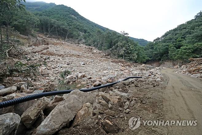 산사태 난 도로 [연합뉴스 자료사진]